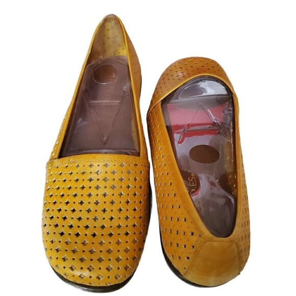 Aerosoles Soft Touch Yellow Leather Loafers, Ladies Dark Yellow Flats NIB - Picture 2 of 3